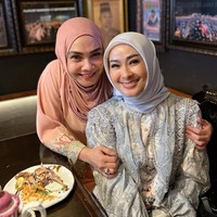 Ibunda Nagita Slavina, Rieta Amilia, juga memilih tampil dengan busana nuansa dusty pink. Penampilannya juga terlihat santun dengan hijab simpel yang menutup kepalanya. Sementara Iis Dahlia tampil tak kalah anggun dengan busana bermotif warna abu-abu. Ia melengkapi penampilannya dengan hijab putih. Foto: Instagram/@rieta_amilia
