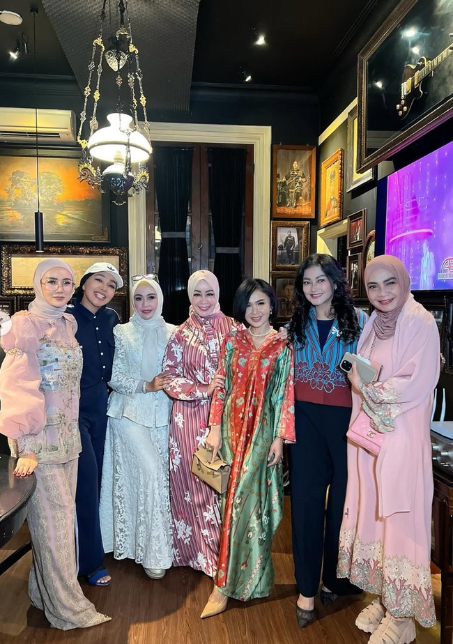 Sementara Yuni Shara memilih tampil dengan busana warna terang. Yuni mengenakan kaftan warna hijau dan merah dengan motif floral. Di sebelah Yuni, Bella Saphira, memilih kenakan kaos dan celana panjang warna gelap dipadukan kemeja motif warna biru dan merah tua. Foto: Instagram/@rieta_amilia