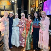 Sementara Yuni Shara memilih tampil dengan busana warna terang. Yuni mengenakan kaftan warna hijau dan merah dengan motif floral. Di sebelah Yuni, Bella Saphira, memilih kenakan kaos dan celana panjang warna gelap dipadukan kemeja motif warna biru dan merah tua. Foto: Instagram/@rieta_amilia