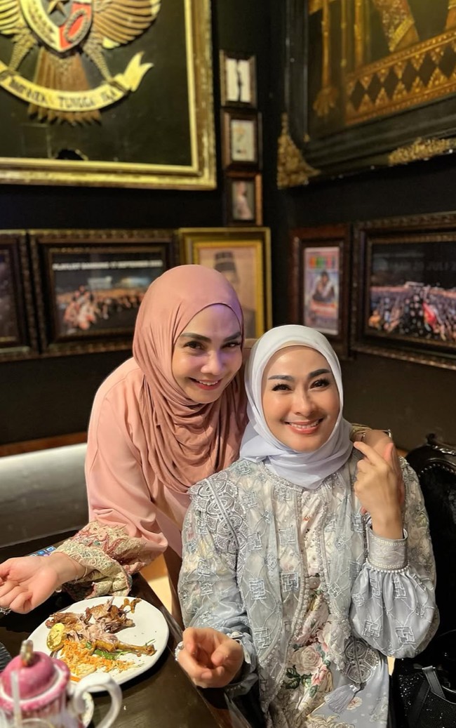 Acara bukber tersebut diketahui digelar di restoran milik Ahmad Dhani. “Alhamdulillah silaturahmi bukber 3B,” tulis Rieta dalam unggahan Instagramnya. Foto: Instagram/@rieta_amilia