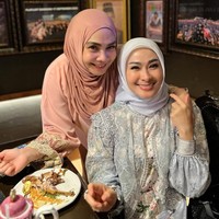 Acara bukber tersebut diketahui digelar di restoran milik Ahmad Dhani. “Alhamdulillah silaturahmi bukber 3B,” tulis Rieta dalam unggahan Instagramnya. Foto: Instagram/@rieta_amilia
