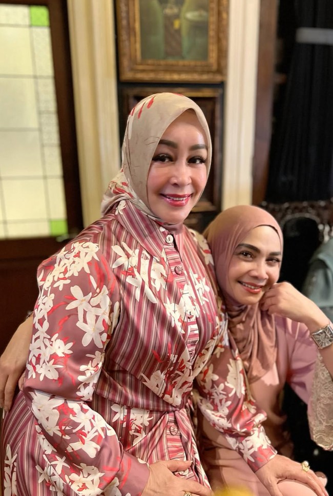 Potret Rieta bersama Chintami Atmanagara. Keduanya terlihat kompak dalam balutan busana bernuansa senada. Penampilan keduanya juga tampak santun dengan hijab di kepala. Foto: Instagram/@rieta_amilia