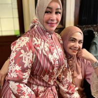 Potret Rieta bersama Chintami Atmanagara. Keduanya terlihat kompak dalam balutan busana bernuansa senada. Penampilan keduanya juga tampak santun dengan hijab di kepala. Foto: Instagram/@rieta_amilia