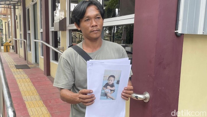 Rubi Sugara melaporkan anaknya berusia tiga tahun yang hilang usai pergi ke warung