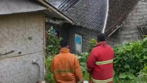 Petugas memadamkan api yang membakar rumah warga di Banjar Munduk Tumpeng Kelod, Desa Berangbang, Kecamatan Negara, Selasa (3/3/2026).
