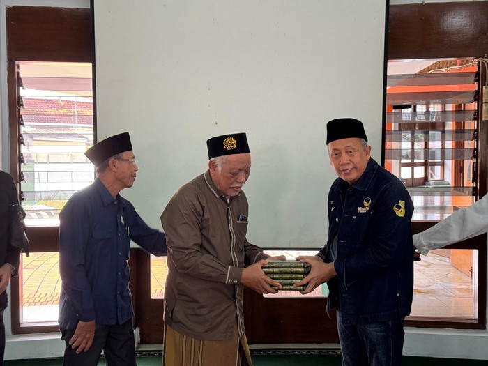Safari Ramadan NasDem, Saan Mustopa Serahkan Bantuan Wakaf Alquran di Jember