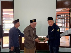 Safari Ramadan, Saan Mustopa Serahkan Wakaf Alquran-Alat Salat di Jember