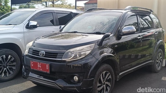 KPK Periksa Deretan Pejabat Pemkab Pekalongan Usai OTT Bupati, Mobil Dinas Terparkir di Polres