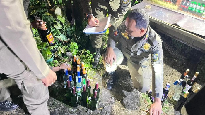 Satpol PP temukan miras ilegal saat razia warung kelontong di Bogor (dok.Satpol PP Bogor)