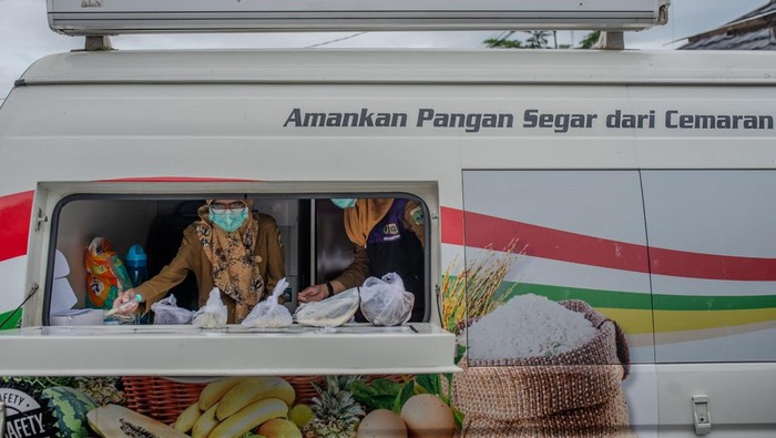 Petugas Dinas Ketahanan Pangan Provinsi Banten melakukan uji kandungan pada ikan di dalam mobil laboratorium keliling di Pasar Induk Rau, Kota Serang, Banten, Selasa (3/3/2026). Pengawasan pangan tersebut bertujuan untuk memberikan rasa aman kepada masyarakat dari peredaran bahan berbahaya selama bulan Ramadhan dengan hasil temuan tiga jenis pangan mengandung formalin dan pewarna tekstil (Rhodamin B) dari 33 sampel yang diuji. ANTARA FOTO/Muhammad Bagus Khoirunas/hma/tom.