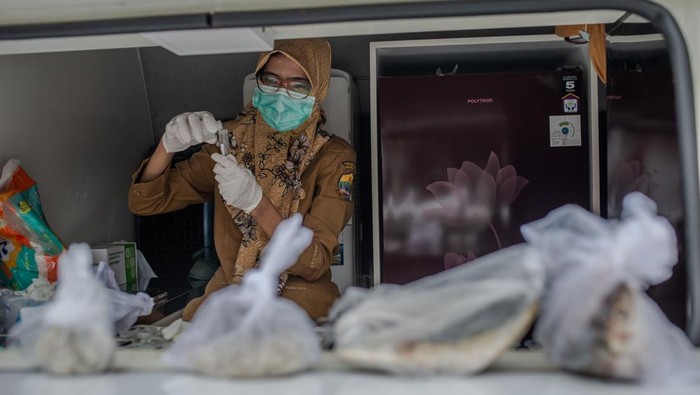 Petugas Dinas Ketahanan Pangan Provinsi Banten melakukan uji kandungan pada ikan di dalam mobil laboratorium keliling di Pasar Induk Rau, Kota Serang, Banten, Selasa (3/3/2026). Pengawasan pangan tersebut bertujuan untuk memberikan rasa aman kepada masyarakat dari peredaran bahan berbahaya selama bulan Ramadhan dengan hasil temuan tiga jenis pangan mengandung formalin dan pewarna tekstil (Rhodamin B) dari 33 sampel yang diuji. ANTARA FOTO/Muhammad Bagus Khoirunas/hma/tom.