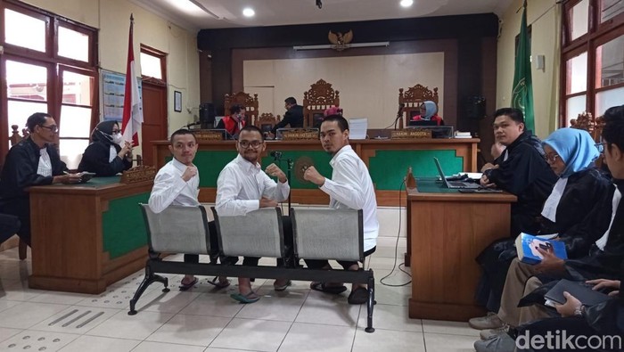 Tiga terdakwa duduk di kursi pesakitan Pengadilan Negeri (PN) Magelang dalam perkara dugaan penghasutan demo ricuh, Selasa (3/3/2026).