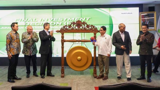 SKK Migas bersama Conrad Asia Energy menggelar upacara penandaan dimulainya tahap implementasi Final Investment Decision (FID) untuk Pengembangan Lapangan Gas Mako di Wilayah Kerja Duyung, lepas pantai Kepulauan Anambas, Provinsi Kepulauan Riau, yang dioperasikan oleh West Natuna Exploration Limited (WNEL). Acara tersebut dihadiri Kepala SKK Migas Djoko Siswanto serta pengusaha Hashim S. Djojohadikusumo pada Senin (2/3) di Kantor SKK Migas, Jakarta. (Dok. Arsari Group)