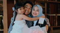 Suci Asmarani merayakan pelantikan jadi notaris bersama suami dan anaknya. (Foto: dok Instagram suciasmarani)