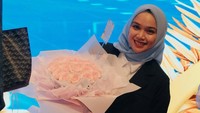 Suci Asmarani juga mengungkapkan perasaannya resmi menjadi notaris. Alhamdulillah officially! Setelah darderdor akhirnya sudah melakukan sumpah jabatan dan dilantik sebagai Notaris Kabupaten Subang, tulisnya. (Foto: dok Instagram suciasmarani)