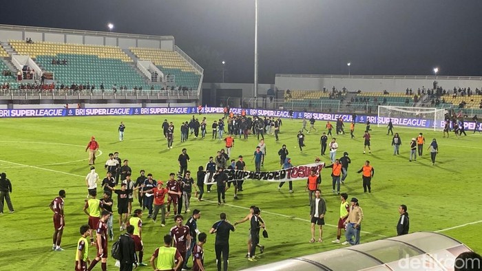 Suporter PSM Makassar ke dalam lapangan usai tim kebanggannya kalah 2-4 oleh Persita di Stadion Gelora BJ Habibie.