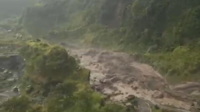 Tangkapan layar video kiriman warga kondisi banjir di Sungai Woro, Kemalang, Klaten, Selasa (3/3/2026).