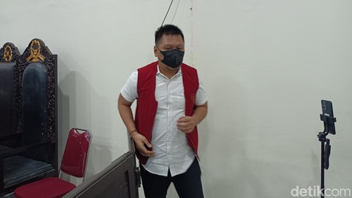 Terdakwa Ipda I Gde Aris Chandra Widianto saat hendak mengikuti sidang di PN Mataram, Selasa (3/3/2026).