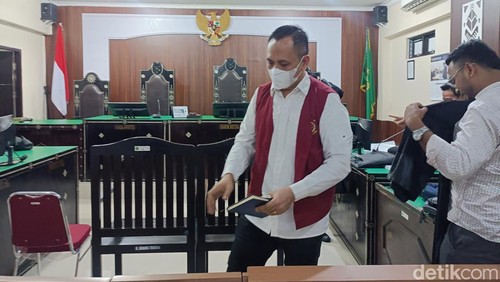 Terdakwa Kompol I Made Yogi Purusa Utama seusai menjalani sidang dengan agenda pledoi atau nota pembelaan di PN Mataram, Selasa (3/3/2026). (Foto: Abdurrasyid Efendi/detikBali)