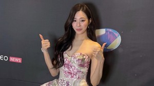 Ciat! Sekarang mas suami udah bisa like foto sesuka hati. Udah resmi jadi istri! Selamat atas pernikahannya Tiffany dan Byun Yo Han! Semoga pernikahan kalian dipenuhi cinta dan kebahagiaan tanpa akhir! ujar SONE di kolom komentar akun Instagram Tiffany Young. (Foto: dok. Instagram @tiffanyyoungofficial)