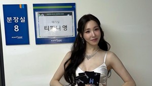 Tiffany mengunggah momen saat didapuk jadi MC di acara Hanteo Music Awards 15 Februari lalu. Foto throwback ini mengundang fans buat komentar soal pernikahannya dengan Byun Yo Han. (Foto: dok. Instagram @tiffanyyoungofficial)