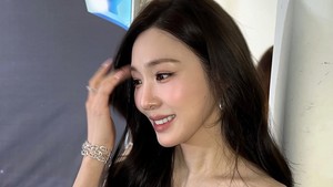 Duh princess kita ini pengantenan baru. Aheyyyy! Gemes banget sih, mana baru saling follow kayak taaruf aja ya, tulis fans yang lain. (Foto: dok. Instagram @tiffanyyoungofficial)