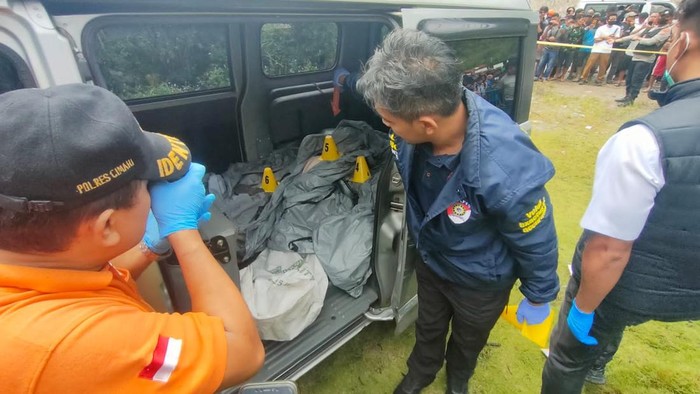 Tim Inafis Satreskrim Polres Cimahi melakukan olah TKP penemuan mayat di Padalarang