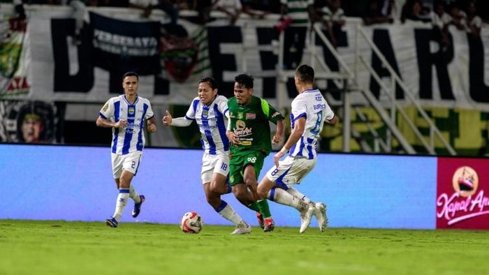 Toni Firmansyah dalam laga Persebaya vs Persib