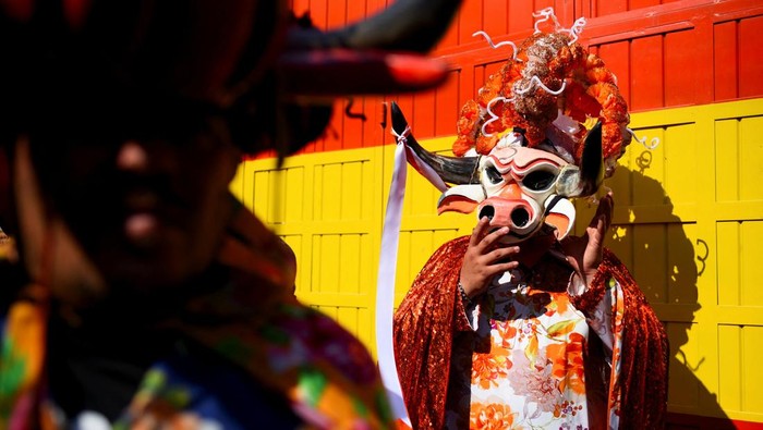 Penari bertopeng kayu memadati jalanan Almolonga, Naolinco, dalam karnaval tradisi Afro-Meksiko yang telah berlangsung lebih dari satu abad. REUTERS/Rolando Ramos