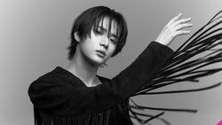 Foto Berduri TXT di Comeback 7TH YEAR: A Moment of Stillness in the Thorns