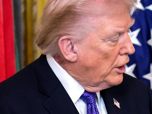 Heboh Bercak Merah di Leher Trump, Dokter Kepresidenan: Lagi Perawatan Kulit