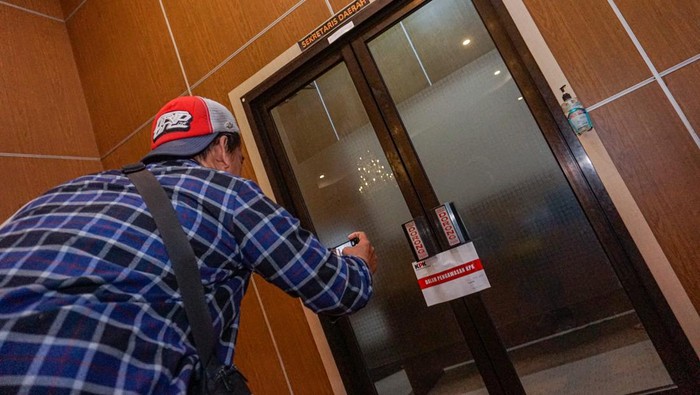 Wartawan memotret pintu ruangan Bupati Pekalongan yang telah disegel oleh KPK di Kantor Pemda Kabupaten Pekalongan, Jawa Tengah, Selasa (3/3/2026). Penyegelan ruang tersebut terkait operasi tangkap tangan (OTT) Bupati Pekalongan Fadia Arafiq yang dilakukan KPK pada Selasa (3/3). ANTARA FOTO/Harviyan Perdana Putra