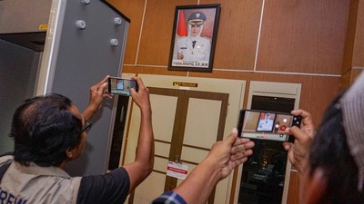 Usai Diciduk KPK, Ruang Bupati Pekalongan Langsung Disegel
