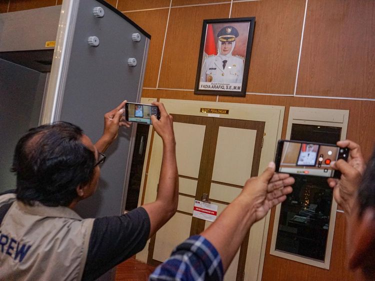 Usai Diciduk KPK, Ruang Bupati Pekalongan Langsung Disegel