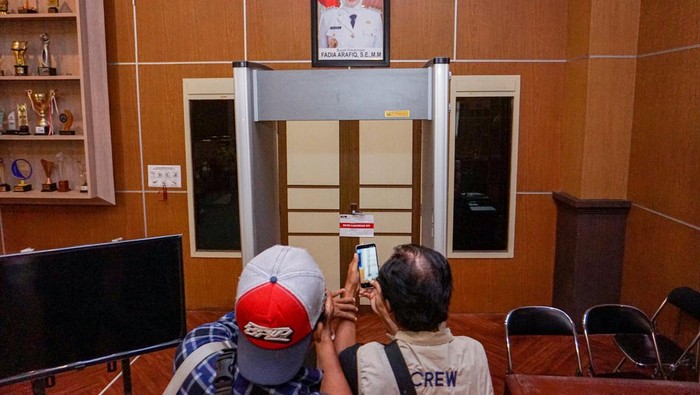 Wartawan memotret pintu ruangan Bupati Pekalongan yang telah disegel oleh KPK di Kantor Pemda Kabupaten Pekalongan, Jawa Tengah, Selasa (3/3/2026). Penyegelan ruang tersebut terkait operasi tangkap tangan (OTT) Bupati Pekalongan Fadia Arafiq yang dilakukan KPK pada Selasa (3/3). ANTARA FOTO/Harviyan Perdana Putra