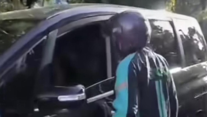 Viral di media sosial pengemudi ojol di Makassar aniaya sopir mobil wanita di jalan.