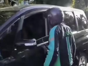 Driver Ojol di Makassar Pukul Wanita Usai Mobil Korban Rem Mendadak