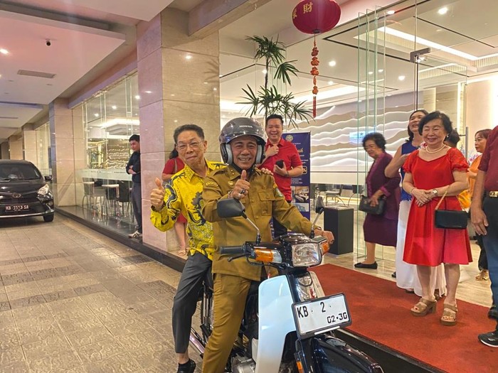Wagub Kalbar Ngantor Pakai Motor