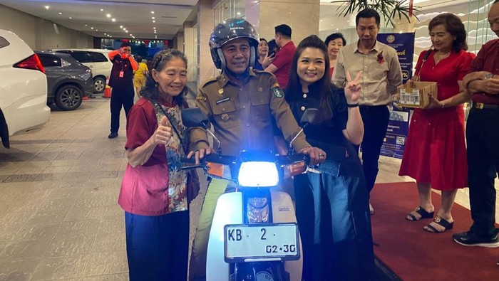 Wagub Kalbar Ngantor Pakai Motor