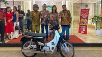 Kini motor itu sudah sekitar dua tahun menemani dirinya. Menurutnya, motor lebih efektif digunakan di tengah padatnya Kota Pontianak, dan bisa lebih dekat dengan masyarakat.