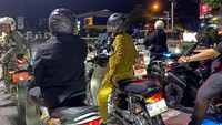 Ada hal lain yang menurutnya tak tergantikan ketika menggunakan motor, yakni interaksi langsung. Masyarakat bisa kenal lebih dekat setelah ada kesempatan untuk bertutur sapa sambil menunggu lampu hijau.