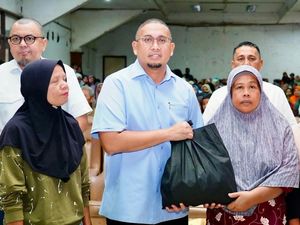 Andre Rosiade Bagikan 3.000 Paket Sembako untuk Warga Padang Panjang