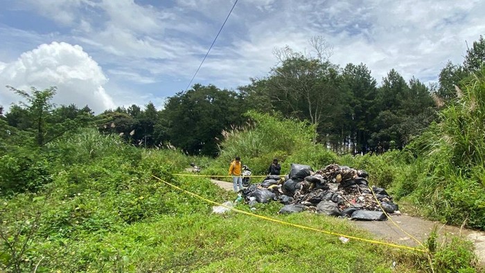 Warga melihat tumpukan sampah berisi limbah medis di Cikalongwetan, Bandung Barat.