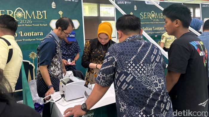 Warga mulai padati loket penukaran uang baru di Parepare.