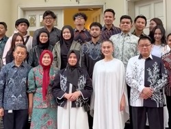 Gaya Agnez Mo Buka Puasa Bersama KJRI di Dubai, Santun Dengan Gamis Hoodie