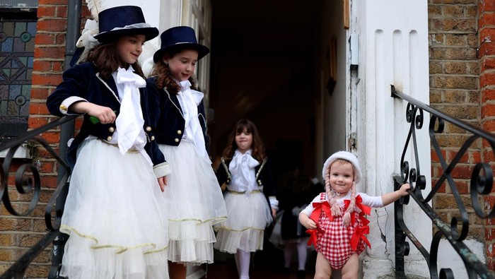 Anak-anak berkostum meramaikan perayaan hari raya Purim di London, Inggris, Selasa (3/3/2026). Dengan mengenakan berbagai busana warna-warni dan karakter unik, mereka terlihat ceria mengikuti rangkaian tradisi tahunan yang sarat makna sejarah dan keagamaan bagi komunitas Yahudi. REUTERS/Hannah McKay