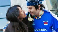Angga Yunanda mendapat pelukan dari sang istri, Shenina Cinnamon, setelah menyelesaikan maraton di Tokyo, Jepang. (Foto: dok Instagram angga)