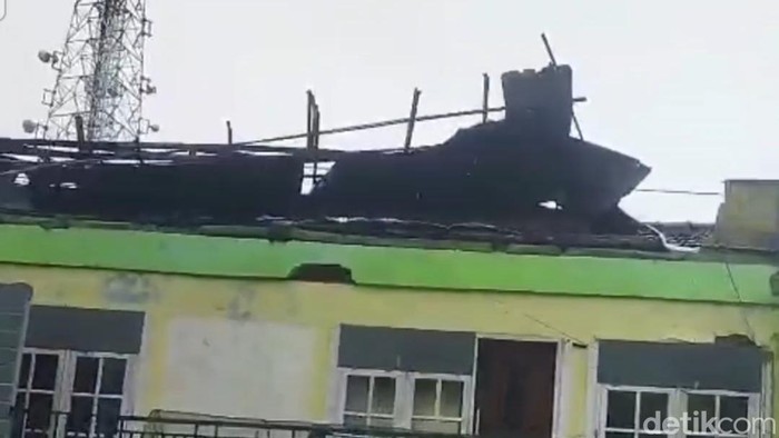 Bagian atap rumah toko di Cipatuguran, Sukabumi rusak akibat angin kencang