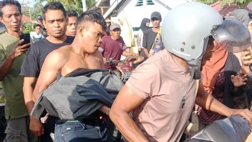 Jasad MI, balita terseret arus sungai dievakuasi setelah ditemukan di Jembatan Sondosia, Kecamatan Bolo, Kabupaten Bima, NTB, Rabu (4/3/2026). (Dok. Satpolairud Polres Bima)