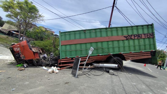 Kecelakaan tragis di Banggai, truk Hino Fuso rem blong menabrak dua motor dan rumah, mengakibatkan sopir meninggal dan tiga penumpang luka berat.